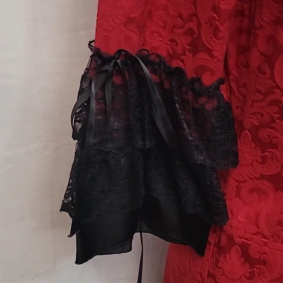 Lipservice gown - Picture 3 of 14